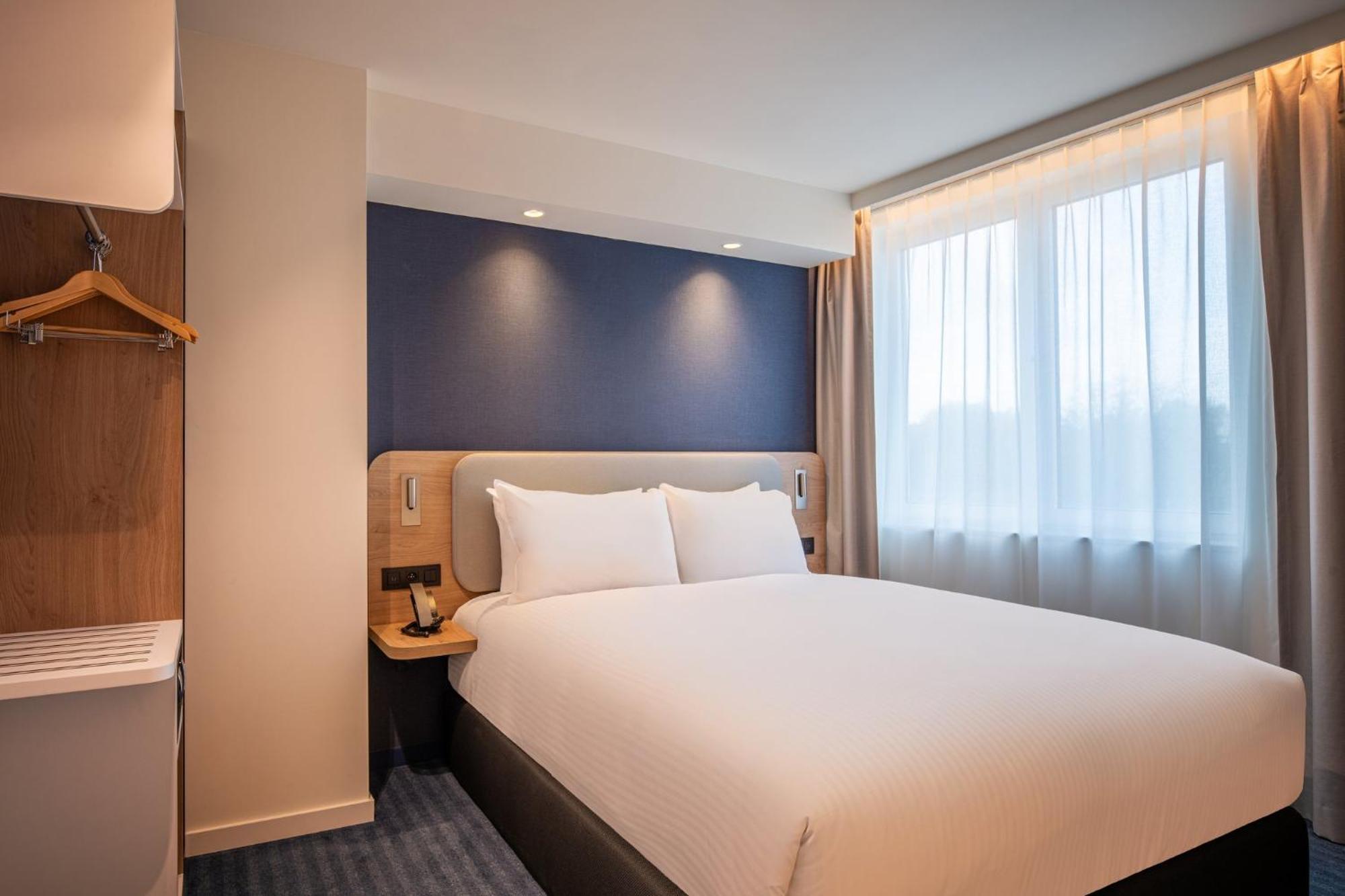 Express & By Ihg