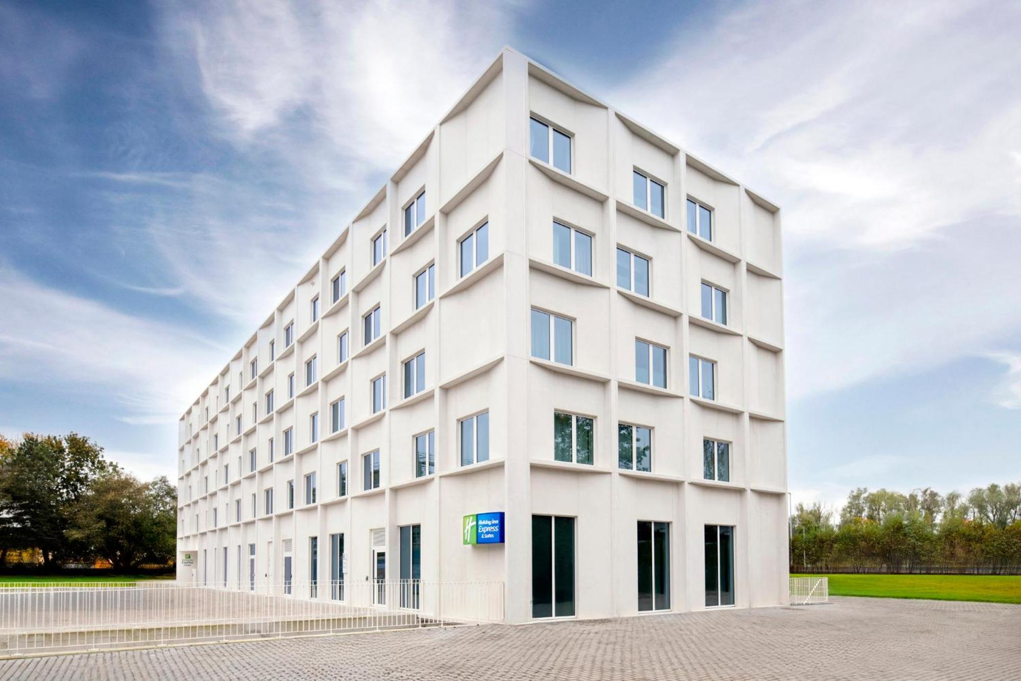 Hotel Express & By Ihg 3*