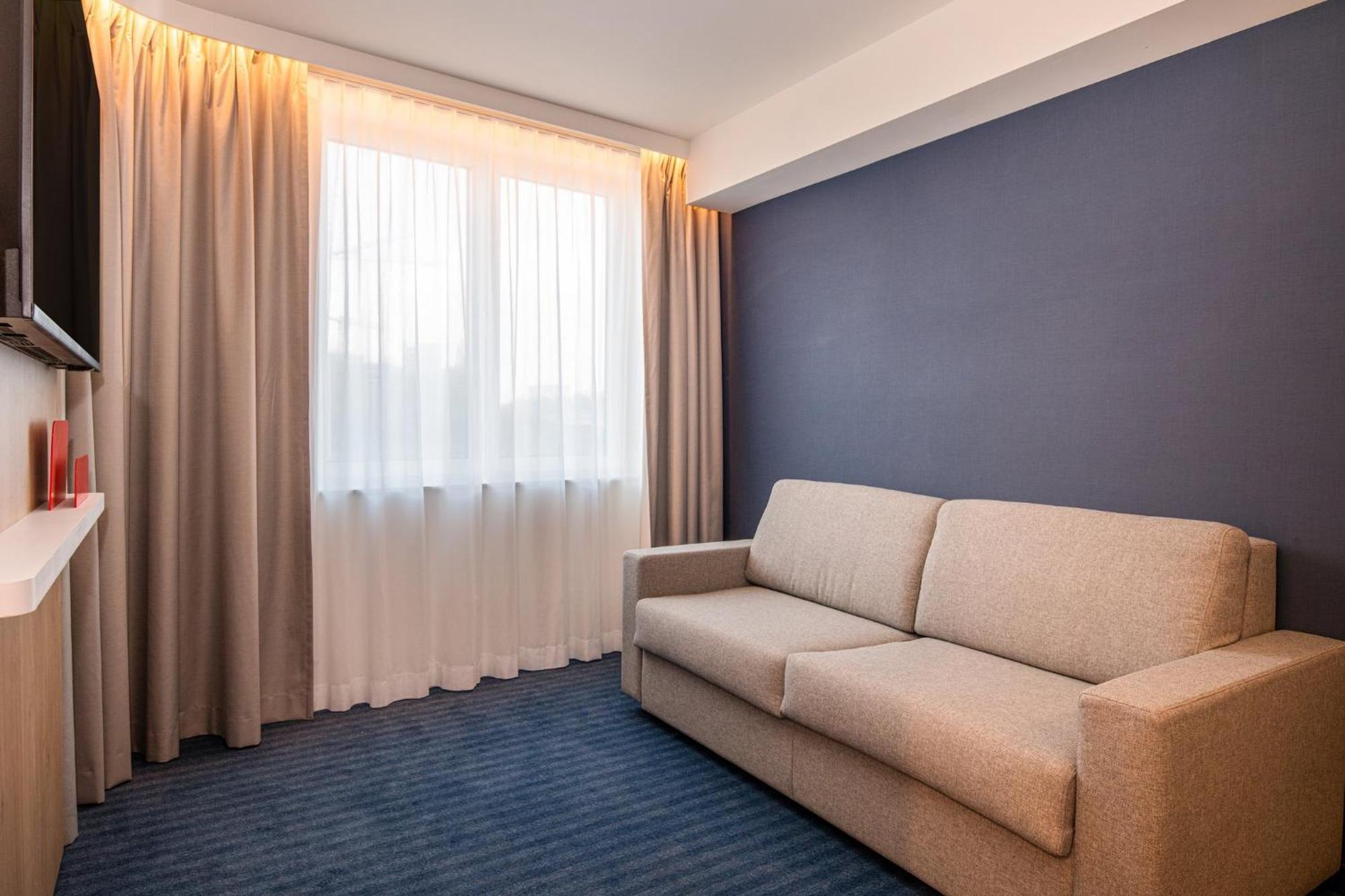 Express & By Ihg
